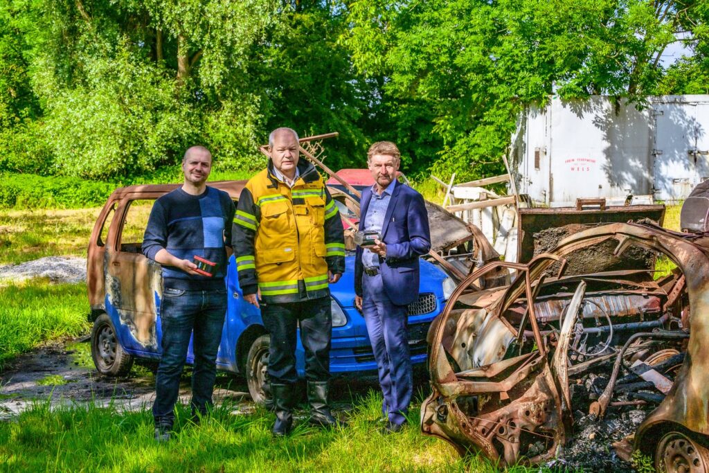 Stadtrat Thomas Rammerstorfer, Feuerwehr-Kommandant Roland Weber und Vizebürgermeister Gerhard Kroiß (v.l.) appellieren an die Bevölkerung: „Batterien und Akkus bitte im ASZ entsorgen!“