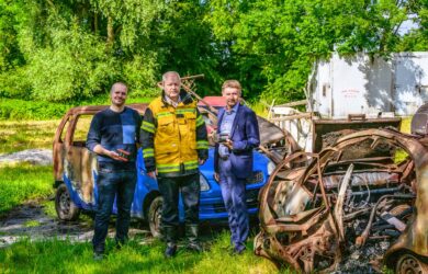 Stadtrat Thomas Rammerstorfer, Feuerwehr-Kommandant Roland Weber und Vizebürgermeister Gerhard Kroiß (v.l.) appellieren an die Bevölkerung: „Batterien und Akkus bitte im ASZ entsorgen!“